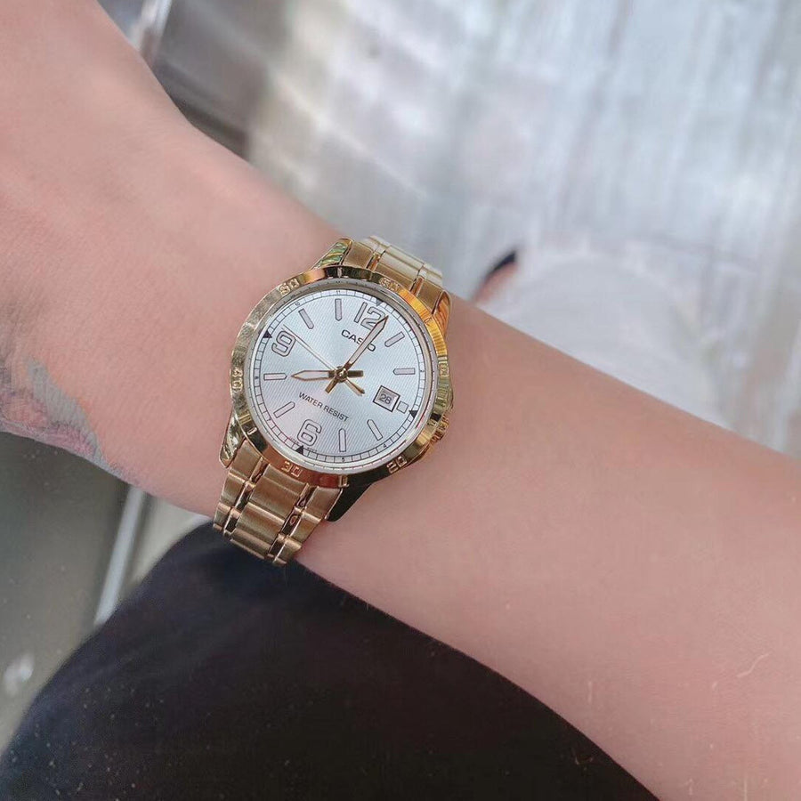 Casio LTP-V004G blanche portée