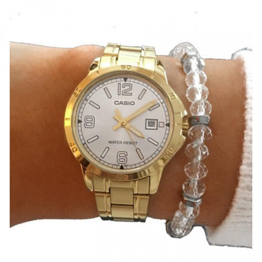 Casio LTP-V004G blanche au poignet