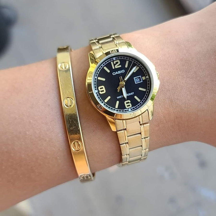 Casio LTP-V004G noire au poignet