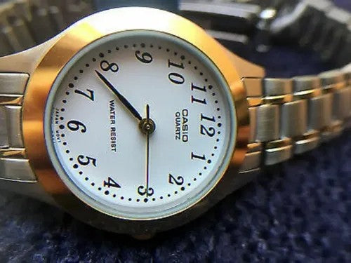 Cadran blanc de la Casio LTP-1128G de près