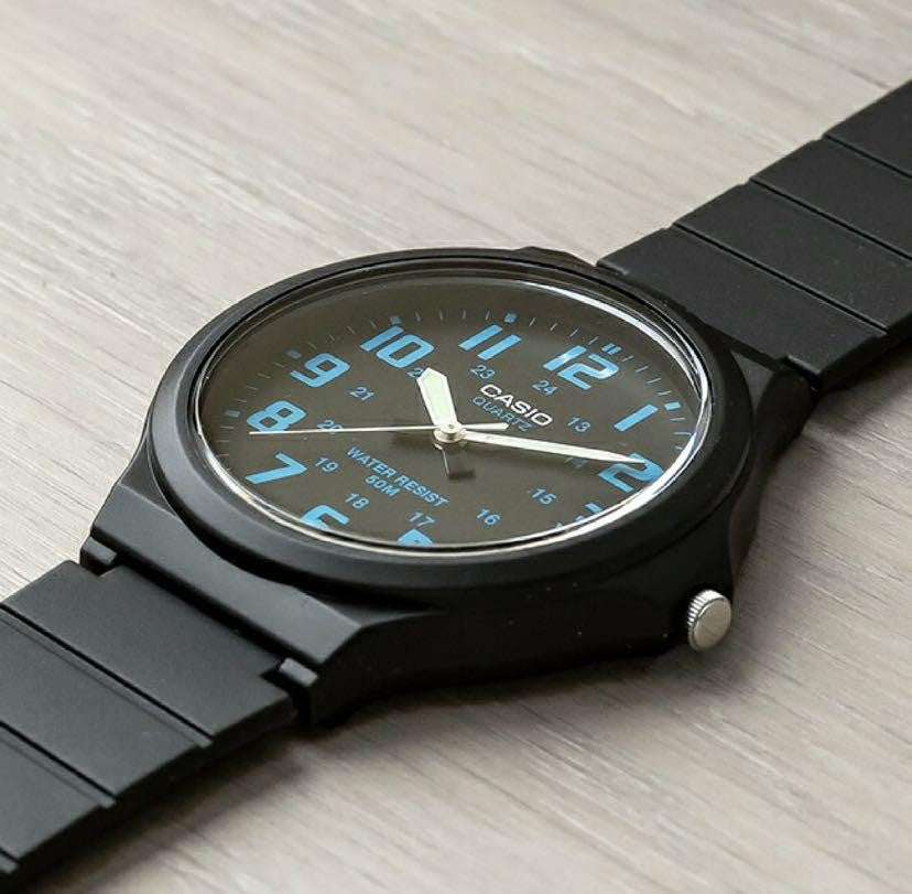 Casio MW-240 bleu vue de profil
