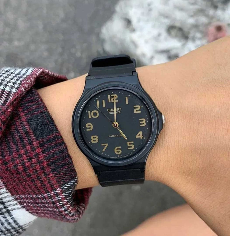 Casio MW-240 noir et or portée au quotidien
