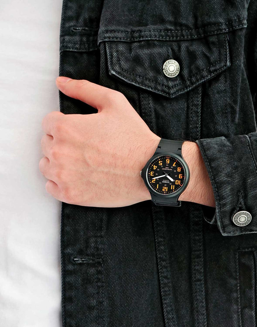 Casio MW-240 orange au poignet