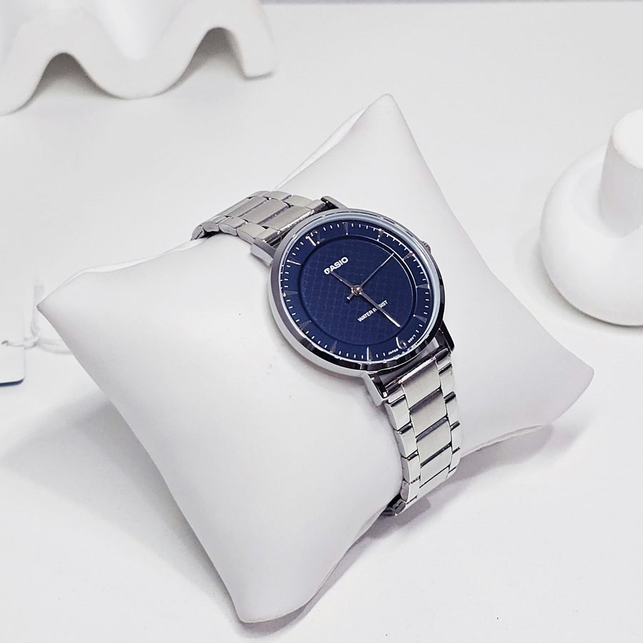 Casio LTP-VT04D cadran bleu vue de biais