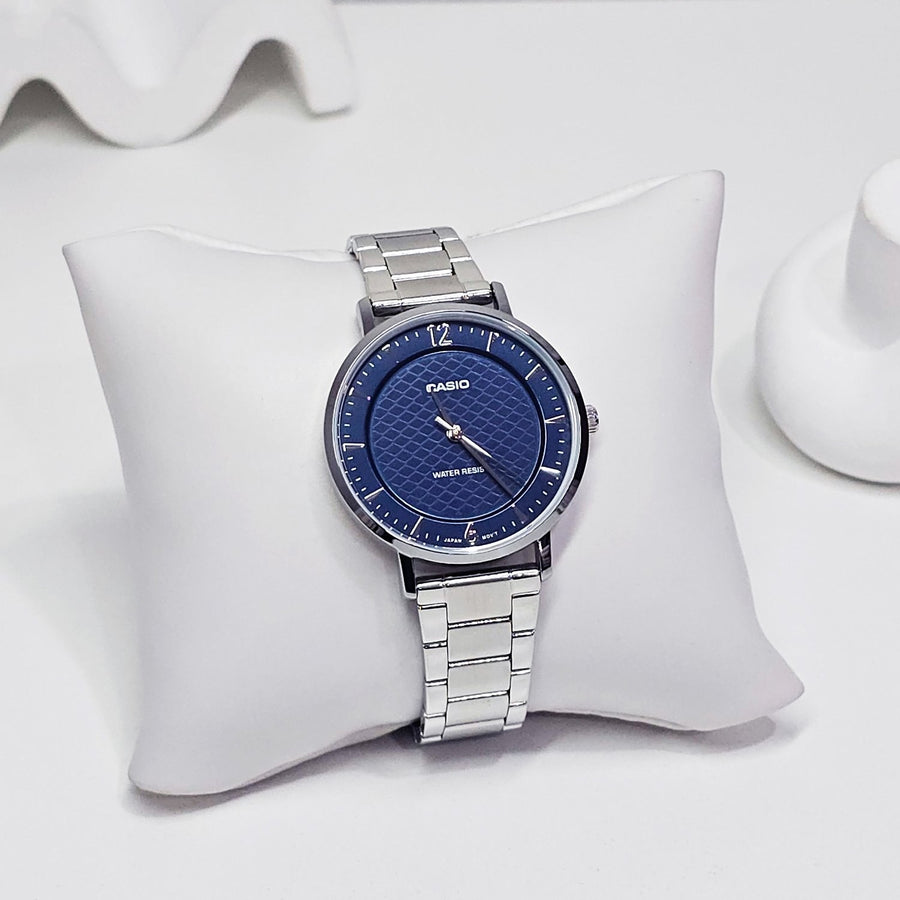 Casio LTP-VT04D cadran bleu sur coussin