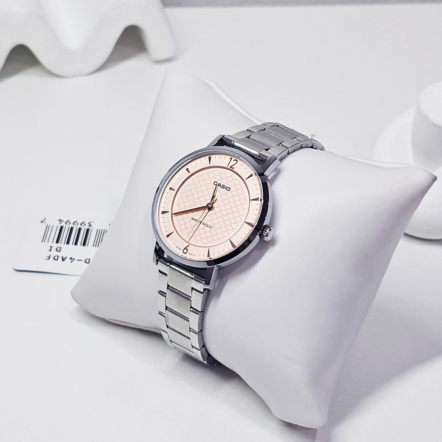 Casio LTP-VT04D cadran rose clair vue de biais