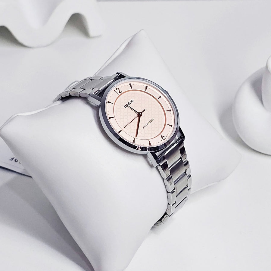 Casio LTP-VT04D cadran rose clair sur coussin