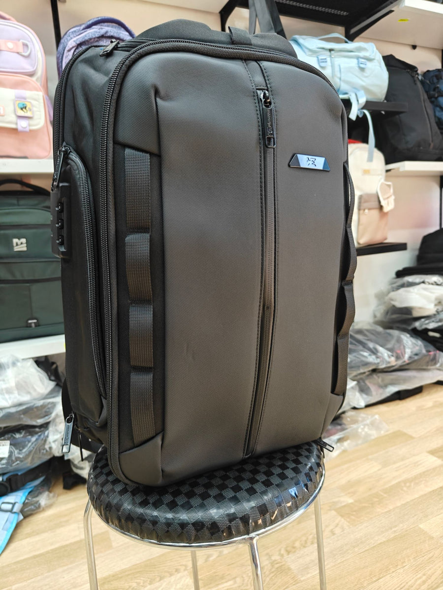 Sac à dos Wiersaam EC82000-4 vu de profil avec cadenas à code sur la poche latérale