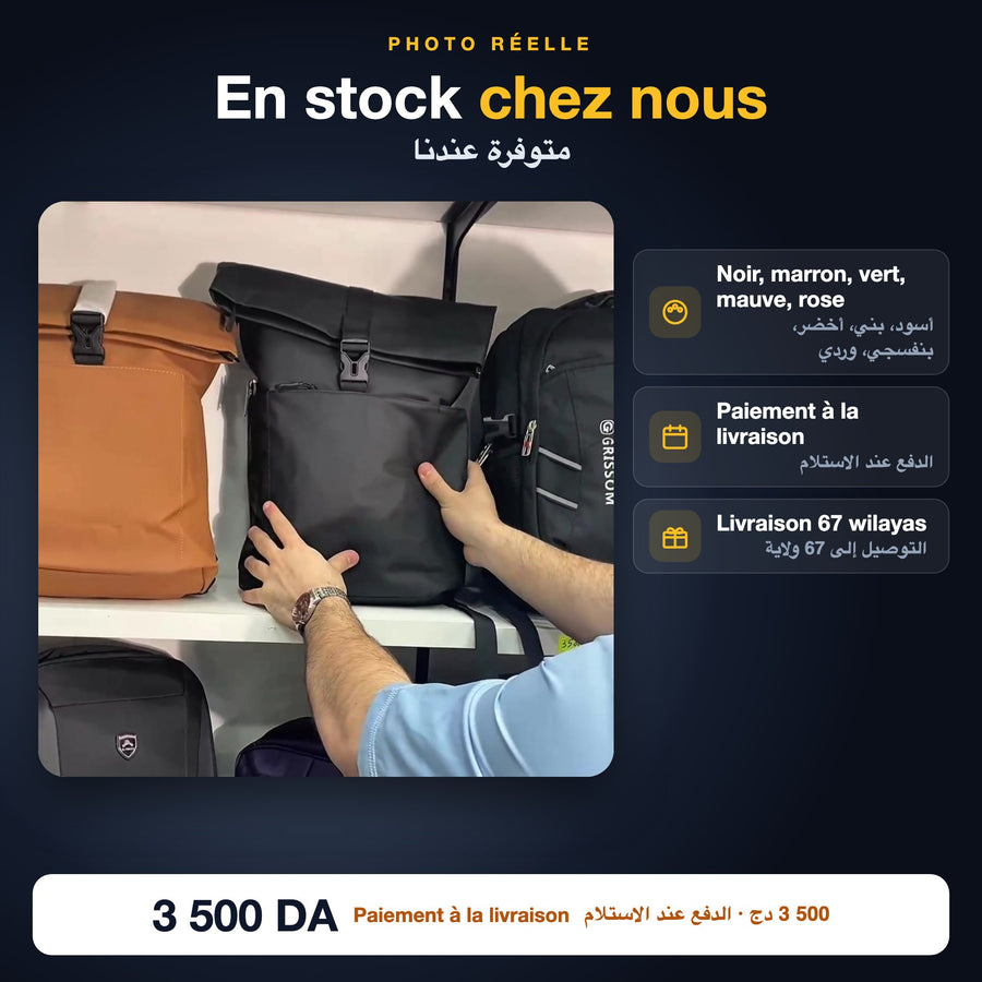Sac à dos enroulé en stock en boutique, photo réelle