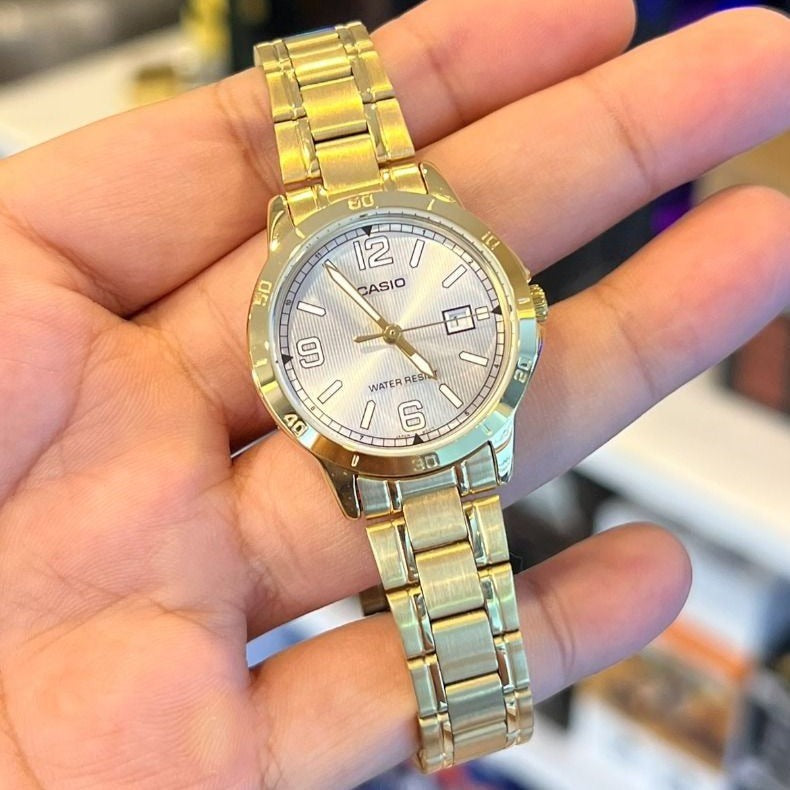 Casio LTP-V004G cadran blanc en main