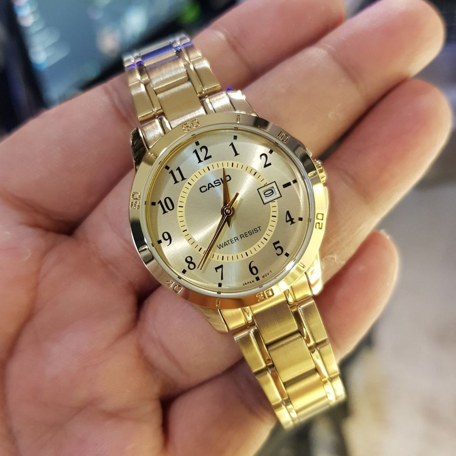 Casio LTP-V004G cadran or en main