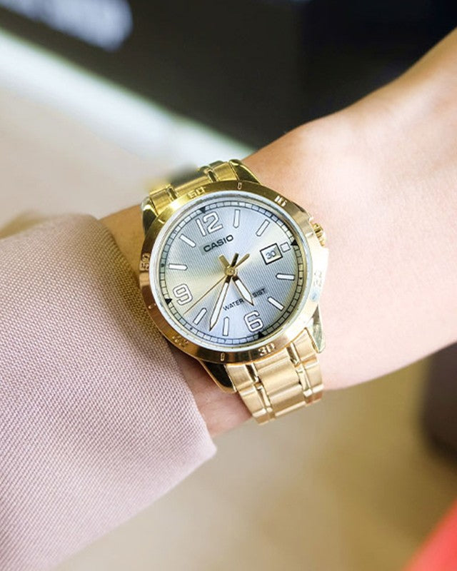 Casio LTP-V004G blanche au poignet, vue rapprochée