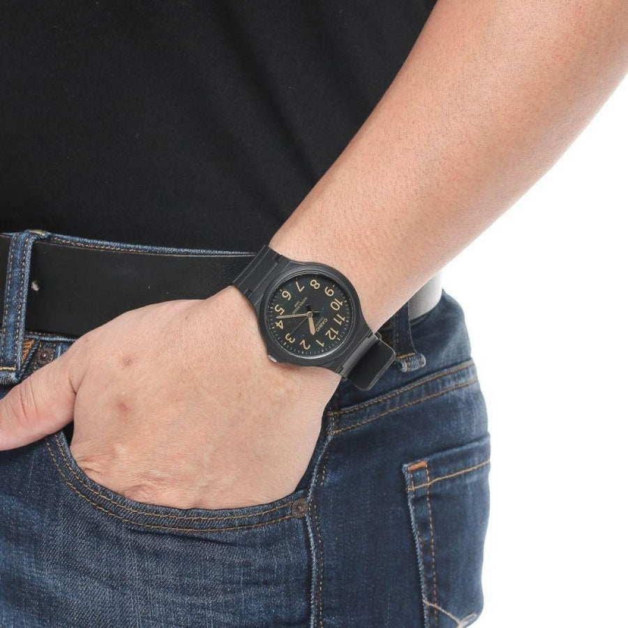 Casio MW-240 noir et or au poignet