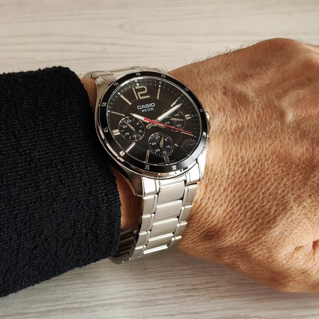 Montre CASIO Homme Acier – Design moderne & Fiable 1374D