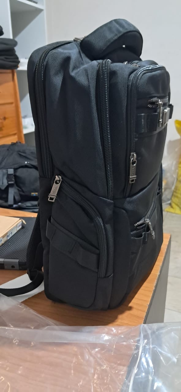 Sac à dos business, photo réelle de côté