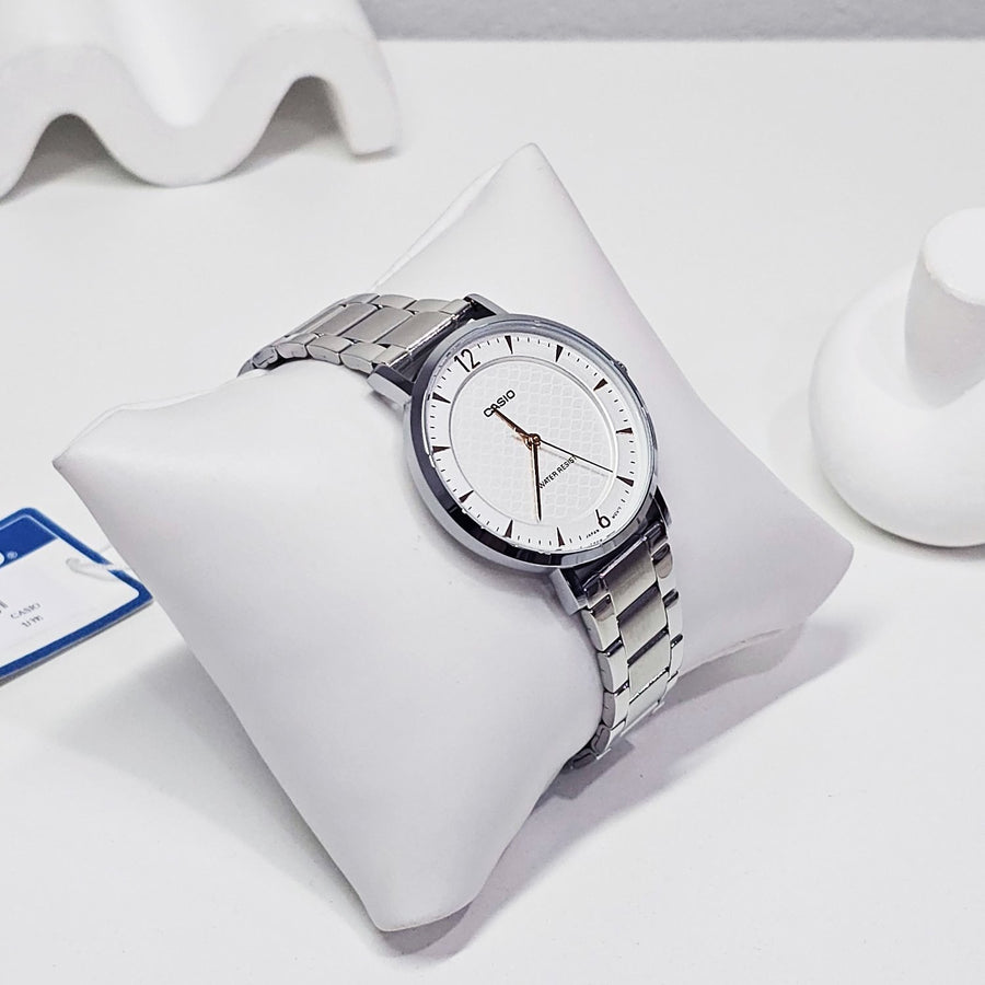 Casio LTP-VT04D cadran blanc vue de biais