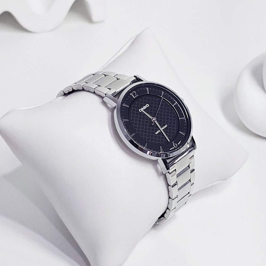 Casio LTP-VT04D cadran noir vue de biais