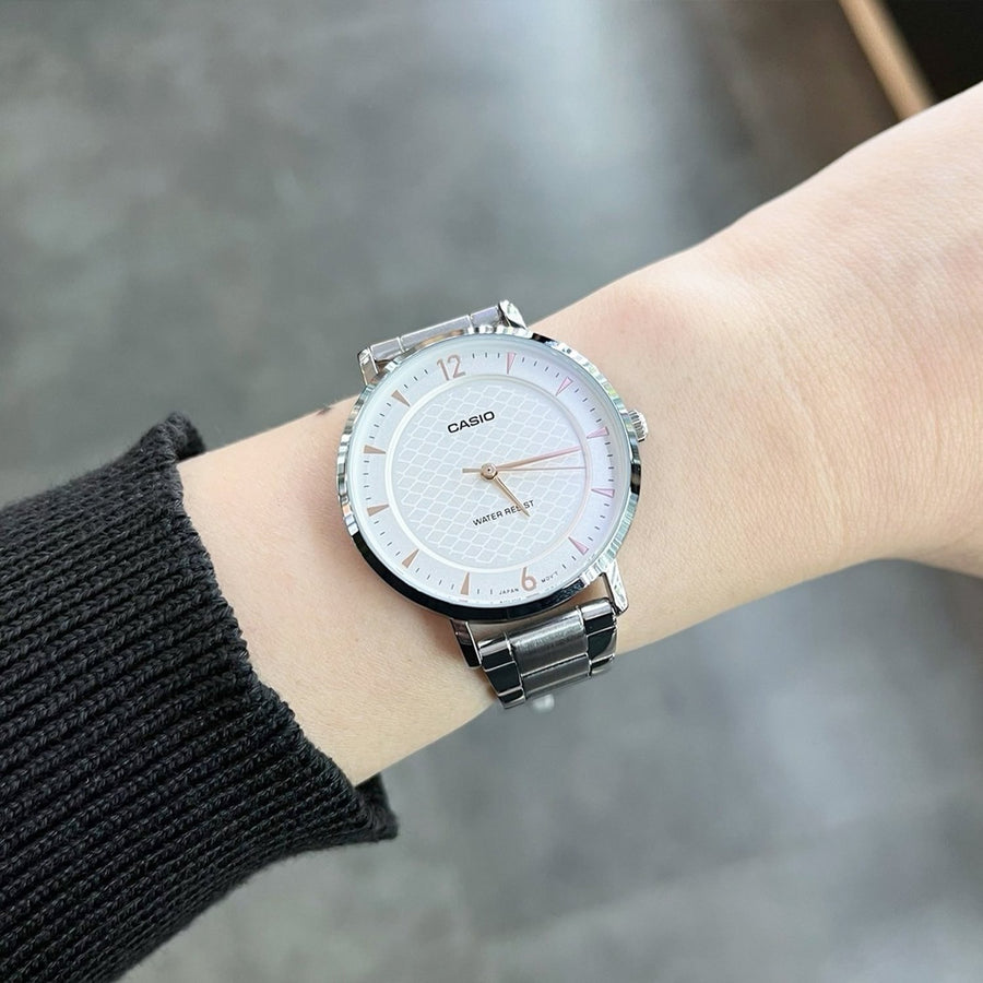 Casio LTP-VT04D blanche portée au poignet