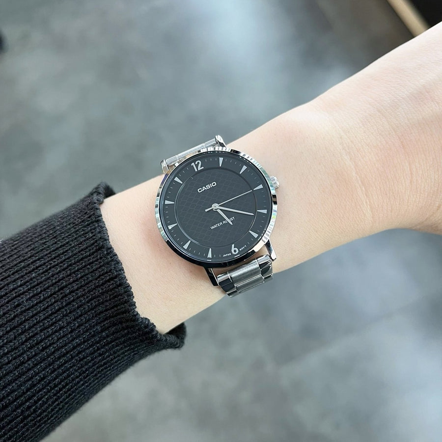 Casio LTP-VT04D noire portée au poignet