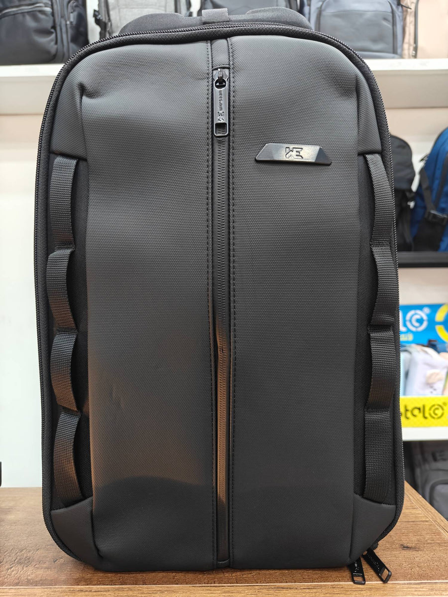 Sac à dos professionnel Wiersaam EC82000-4 vu de face, plaque métallique WE et zip central